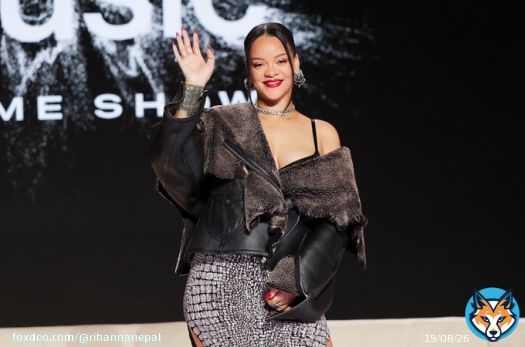 To those who are worried about daylight & halftime show:  'Rihanna take the stage somewhere around 7:45-8 p.m. ET'   How to watch the Super Bowl Halftime Show: details  #FentyBowl #AppleMusicHalftime