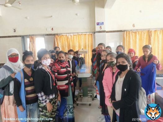 Explaining radiant warmer bassinet To save new born from hypothermia winter.#Kota #RajasthanWithFirstIndia #health #ModiHaiToMumkinHai #skillindia