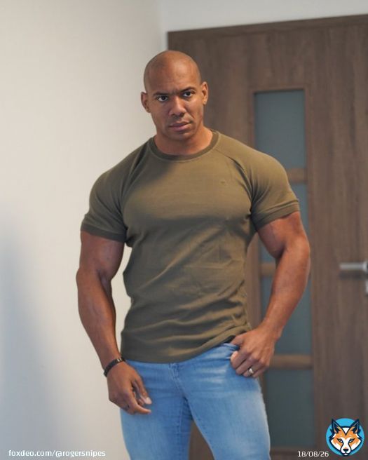 Clean shaven and ready for some filming this morning. 06:30am start. Let&rsquo;s go!  ⠀ Rocking my musclefit @tailoredathlete garments   Click link to shop    Use code: ROGER10 for 10% off  ⠀