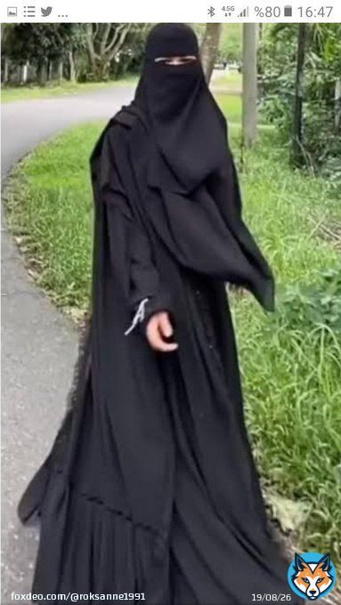 British royalty looks so pathetic My advice to the Duchess is to wear hijab on her next visit so she looks cuter to Arabs