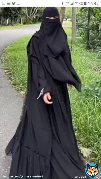 British royalty looks so pathetic My advice to the Duchess is to wear hijab on her next visit so she looks cuter to Arabs