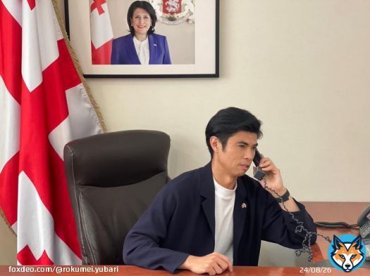 #北海道百年記念塔を守ろう  旗を持っているお方がお父上です 白い旗には&lsquo;&rsquo;小島よしおの父です&lsquo;&rsquo;という言葉が刻まれています 元々札幌出身で百年記念塔を支える会の共同代表でした #北海道知事選挙