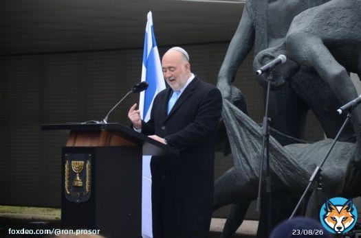 Heute ist mein erster #YomHaShoa als  Botschafter in Deutschland. Der Schmerz und die Traurigkeit mischen sich mit der Schwere dieses Ortes. Hier in der Gedenkst&auml;tte Sachsenhausen, dem Grauen so nah, stehe ich hoch und stolz und erkl&auml;re - Am Israel Chai! Das Volk Israel lebt!