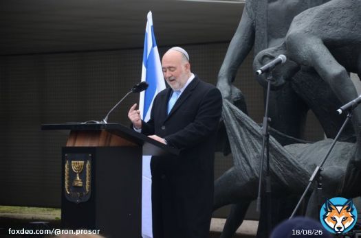 Heute ist mein erster #YomHaShoa als  Botschafter in Deutschland. Der Schmerz und die Traurigkeit mischen sich mit der Schwere dieses Ortes. Hier in der Gedenkst&auml;tte Sachsenhausen, dem Grauen so nah, stehe ich hoch und stolz und erkl&auml;re - Am Israel Chai! Das Volk Israel lebt!