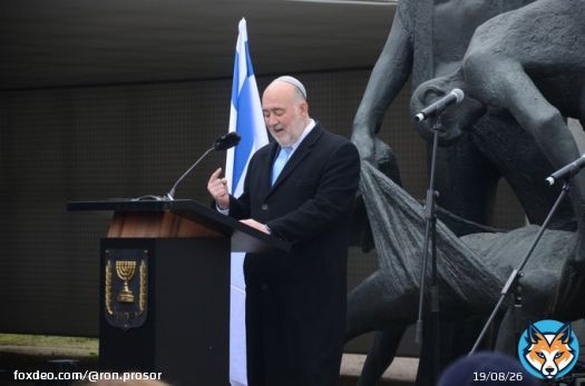 Heute ist mein erster #YomHaShoa als  Botschafter in Deutschland. Der Schmerz und die Traurigkeit mischen sich mit der Schwere dieses Ortes. Hier in der Gedenkst&auml;tte Sachsenhausen, dem Grauen so nah, stehe ich hoch und stolz und erkl&auml;re - Am Israel Chai! Das Volk Israel lebt!