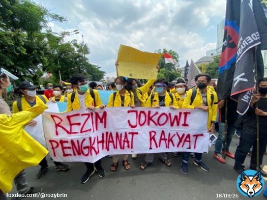 Rezim @jokowi Pengkhianat Rakyat!  Terimakasih untuk seluruh massa aksi UI yg telah bersolidaritas bersama dgn buruh dan aliansi masyarakat sipil lainnya hari ini. Tentu belum selesai, kita akan lawan dan suarakan lagi. #BatalkanOmnibusLaw #MosiTidakPercaya #JegalSampaiBatal