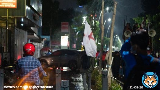 20 Oktober 2020  #JegalSampaiBatal - Aksi Omnibus Law.   Paramedis berjalan balik, alhamdulillah tidak ada korban.   #MosiTidakPercaya