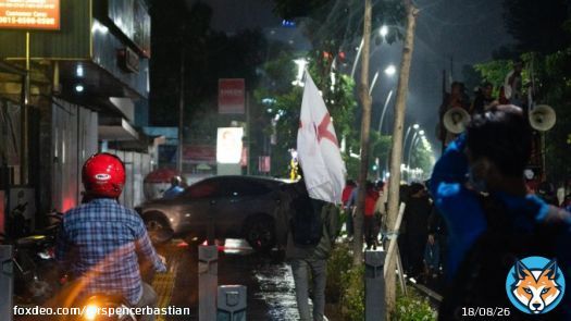 20 Oktober 2020  #JegalSampaiBatal - Aksi Omnibus Law.   Paramedis berjalan balik, alhamdulillah tidak ada korban.   #MosiTidakPercaya