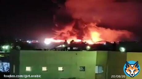 العراق.. حريق هائل يلتهم مخازن شركة أمريكية بعد قصفها في البصرة (فيديو)