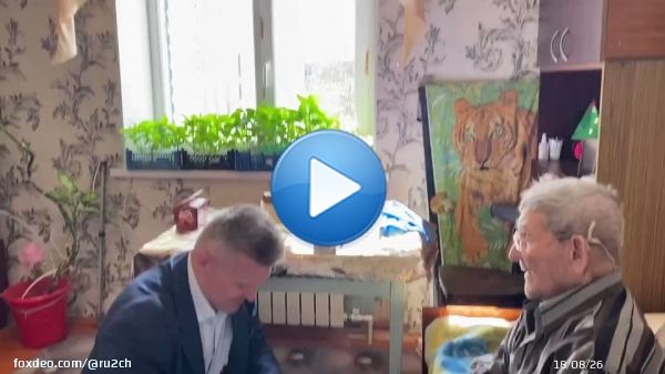 В  Новгородской области местный шестёрка-единоросс &laquo;поздравил&raquo; 103-летнего ветерана Николая Жукова с наступающим 9 Мая и притащил ему подарки уровня /b/ от губера области.  В мешке с &laquo;подарками&raquo; были: &bull; Фляга; &bull; Хлеб; &bull; Водяра; &bull; Консервы; &bull; Плед; &bull; Открытка.