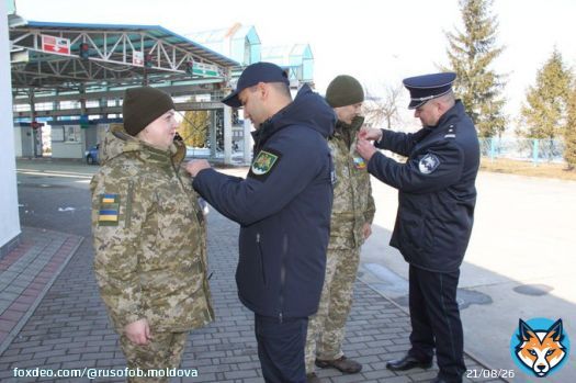 Пограничники из Республики Молдова сегодня дарили Мэрцишоры своих коллег из Украины по случаю прихода весны.  Мэрцишор - традиционный праздник встречи весны в Молдове и Румынии. Празднуется 1 марта. В этот день люди дарят друг другу маленькие бутоньерки в виде цветочков