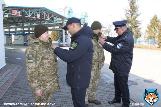 Пограничники из Республики Молдова сегодня дарили Мэрцишоры своих коллег из Украины по случаю прихода весны.  Мэрцишор - традиционный праздник встречи весны в Молдове и Румынии. Празднуется 1 марта. В этот день люди дарят друг другу маленькие бутоньерки в виде цветочков