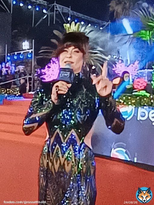 Tonkita #nochecero  un vestido cerrado por todos lados , para no usar las joyas robadas que compra junto a su esposo , incre&iacute;ble en &eacute;ste pa&iacute;s puedes ser ladr&oacute;n y trabajar en la TV @TonkaTP Ladrona !! @canal13