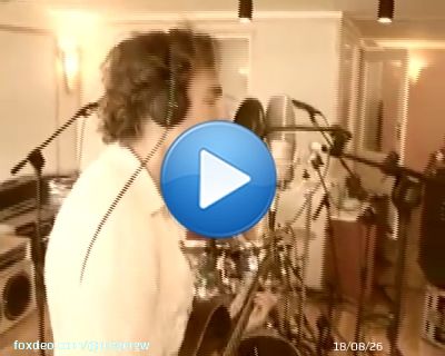 Liesbeth List haalde Ramses Shaffy, die aan slokdarmkanker en Korsakov leed, terug naar de studio om te zien of ze met hem nog een opname kon doen. Toen hij achter de microfoon zat, ontstond er een klik in z'n hoofd en zong hij alsof hij op z'n bestt was, met de grootsteShow more