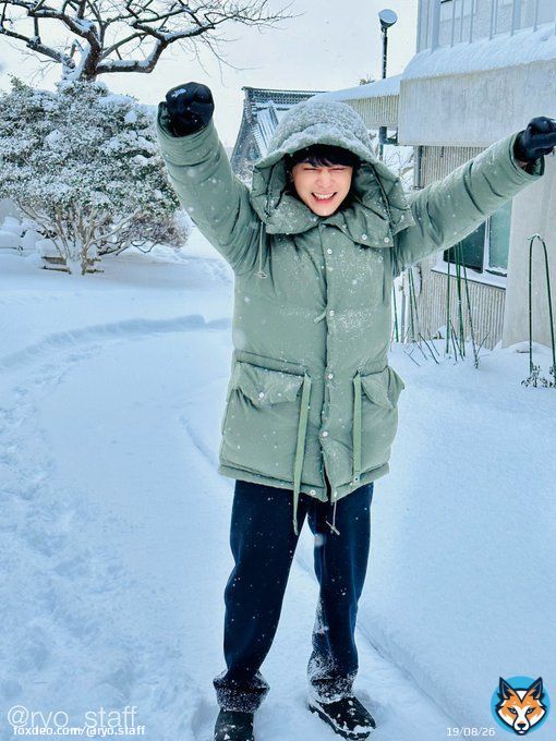 皆様、クリスマスイブはいかがお過ごしですか？ #ブラックナイトパレード を観に行って頂けましたでしょうか 突然ですが、1年ぶりに吉沢がインスタライブをやる気になりまして笑21:30頃から始めるべく、慌てて準備中ですイブの夜もしお暇な方は、是非いらしてください\u261e