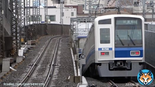 西武6000系が東急新横浜線初入線  　3月13日、西武6000系6158Fが、東急線で試運転(46K)を行いました。開業まであと5日と迫る中、東急新横浜線初入線です。渋谷〜新横浜間を数往復しました。 　なお、西武鉄道は直通する予定はなく、開業時点での定期ダイヤでは乗り入れません。  日吉駅にて