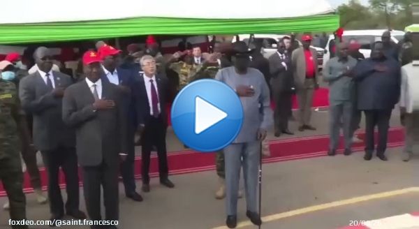 Это 71-летний президент Южного Судана Салва Киир, который обмочился на публике при звуках гимна во время открытия автодороги.