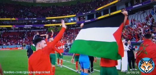 Moroccan players once again proudly displaying the Palestininan flag to the world at this World Cup #MoroccoVsPortugal #FIFAWorldCup