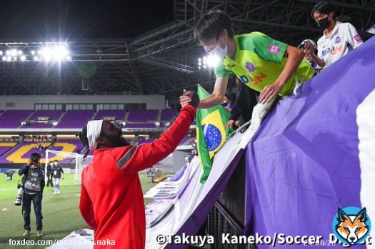 写真で振り返る #天皇杯 準決勝 京都 1-2 広島  古巣広島のサポーターにあいさつする #ピーター・ウタカ 選手 去ってもなお愛されるワケは この笑顔かもしれませんね  写真部金子 #京都サンガFC #サンフレッチェ広島