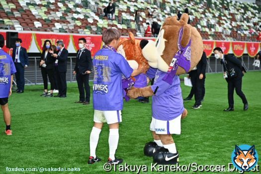 写真で振り返る  #ルヴァンカップ 決勝 C大阪 1-2 広島  ロッカーへと引き上げる前に サンチェに、 サンチェの特大ぬいぐるみを返却する #満田誠 選手  写真部金子 #セレッソ大阪 #サンフレッチェ広島