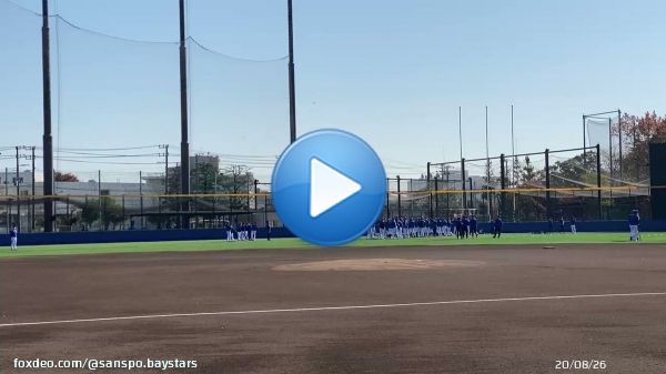 【粋な計らい】  #砂田毅樹 投手がベイスターズのチームメイトに最後の挨拶を行うDOCKに、登場曲『Bolero』(Def Tech)が流れる  #baystars #サンスポ
