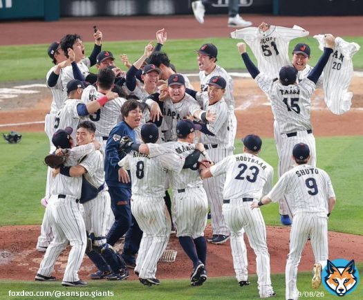 【#本日のベストショット】　 #侍ジャパン WBC優勝！歓喜の輪で #岡本和真 #大城卓三 #大勢 #戸郷翔征 選手の巨人侍たちも喜び爆発。大勢投手は離脱した栗林投手のユニホームを手に（撮影・長尾みなみ）  #WorldBaseballClassic  #giants #ジャイアンツ #サンスポ