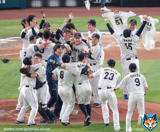 【#本日のベストショット】　 #侍ジャパン WBC優勝！歓喜の輪で #岡本和真 #大城卓三 #大勢 #戸郷翔征 選手の巨人侍たちも喜び爆発。大勢投手は離脱した栗林投手のユニホームを手に（撮影・長尾みなみ）  #WorldBaseballClassic  #giants #ジャイアンツ #サンスポ