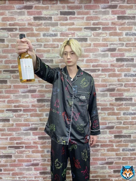 江口さんお誕生日おめでとうございます \ud83c\udf89 \u2728  これからも八代さんと皆さんと一緒に、 笑顔で溢れる #さんたく をよろしくお願いします \u203c\ufe0f  #江口拓也 #八代拓
