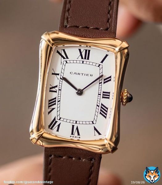 Cartier Bambou Coussin, une montre en or 18 carats aux formes g&eacute;n&eacute;reuses produite dans les ann&eacute;es 70