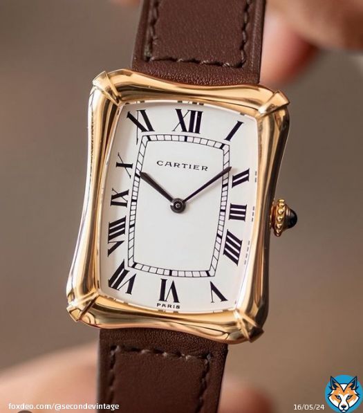 Cartier Bambou Coussin, une montre en or 18 carats aux formes généreuses produite dans les années 70