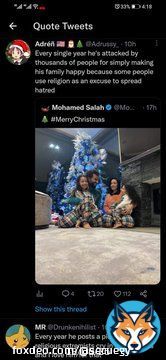 اجانب يرصدون تعليقات الكراهية الاسلامية على صورة صلاح  و يقولون  &laquo;كل عام يتم مهاجمته بواسطة الاف لسبب انه يريد ان يجعل اسرته سعيدة ولأن بعض الناس يستخدمون الدين عذر لنشر الكراهية&raquo;  و اخر يغرد ، &laquo;كل سنة هو ينشر صورة و كل سنة المتطرفون الدينيون يصرخون عليه و انا احبه لذلك&raquo;