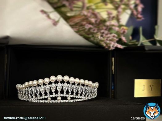 iu gifted a tiara with pearl ornament, pearl because it&rsquo;s her birthstone & tiara because she thought there&rsquo;s nothing more meaningful for jiyeon to remember how pretty & precious she was when she was young (in her group t-ara) iu to jiyeon: always live like a queen, live well!!