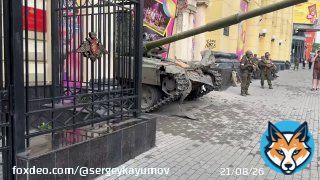 Вся сверхдержава в одном сюжете: танк застрял в воротах цирка Ростова-на-Дону  Все идёт по плану!