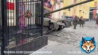 Вся сверхдержава в одном сюжете: танк застрял в воротах цирка Ростова-на-Дону  Все идёт по плану!