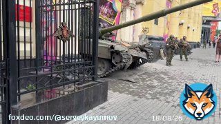 Вся сверхдержава в одном сюжете: танк застрял в воротах цирка Ростова-на-Дону  Все идёт по плану!