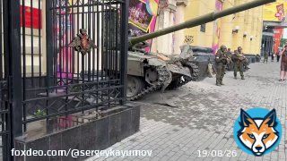 Вся сверхдержава в одном сюжете: танк застрял в воротах цирка Ростова-на-Дону  Все идёт по плану!