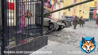 Вся сверхдержава в одном сюжете: танк застрял в воротах цирка Ростова-на-Дону  Все идёт по плану!