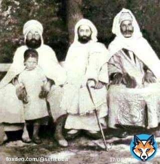| Shaykh Ibn Badis accompagn&eacute; de Khayr Al Din Al Biskri et d'Abderahman Ibn Bibi &agrave; Qsar Ettir (Ain Oulmane) en 1934.