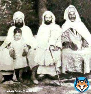 | Shaykh Ibn Badis accompagn&eacute; de Khayr Al Din Al Biskri et d'Abderahman Ibn Bibi &agrave; Qsar Ettir (Ain Oulmane) en 1934.