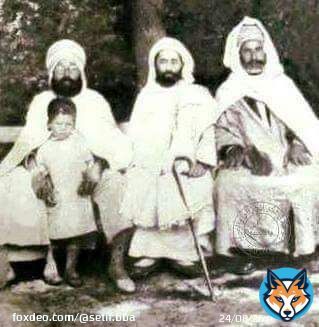 | Shaykh Ibn Badis accompagn&eacute; de Khayr Al Din Al Biskri et d'Abderahman Ibn Bibi &agrave; Qsar Ettir (Ain Oulmane) en 1934.