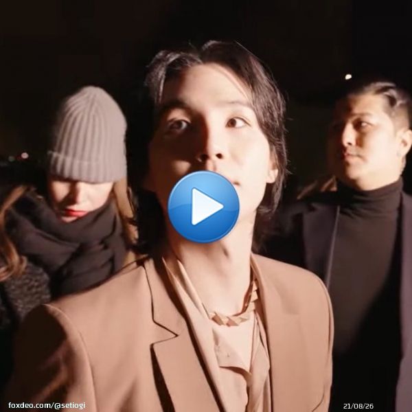 If I were those wedding dresses models at #ValentinoHauteCouture, I would have held signs:  &ldquo;@BTS_twt Min Yoongi, marry me!&rdquo;  &ldquo;Min Yoongi, svp, voulez-vous manger du kimchi jjigae avec moi ce soir?&rdquo;    #BTS #SUGA #SUGAxValentino #SUGAxValentinoCouture #SUGAValentinoDiVas