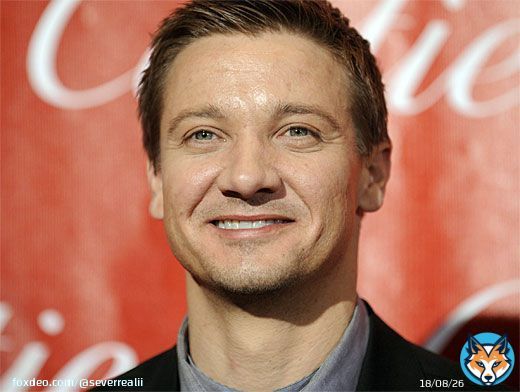Актер Джереми Реннер попал в больницу после несчастного случая - он в критическом, но стабильном состоянии. Об этом пишет Deadline. Известно, что Реннер убирал снег около своего дома в округе Уошо в Неваде - там прошел сильный снегопад. Из-за чего именно пострадал актер, неясно.