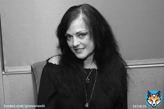 Умерла актриса Лиза Лоринг, исполнившая роль Уэнсдэй Аддамс. Об этом сообщает Deadline.  Лоринг попала в больницу после инсульта, ее семья приняла решение отключить ее от систем жизнеобеспечениясспустя три дня после госпитализации. Ей было 64 года.