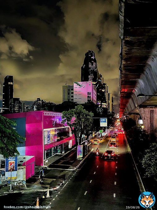 Happy Sunday Funday to everyone from Bangkok! Have 4 new mints of my &ldquo;streets of Bangkok&rdquo; series&hellip;hope you continue to like them  Remember please that ALL sales from this OBJKT collection are reinvested into other artists on OBJKT  Also, TYSM to: @moohakoo @Monartii&hellip;Show more