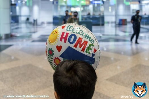 Malaysian search and rescue personnel being celebrated by his family members during the arrival of the Malaysia search and rescue operation unit of the Turkiye earthquake tragedy at Kuala Lumpur International Airport in Sepang, 23 February 2023. - Picture by Shafwan Zaidon