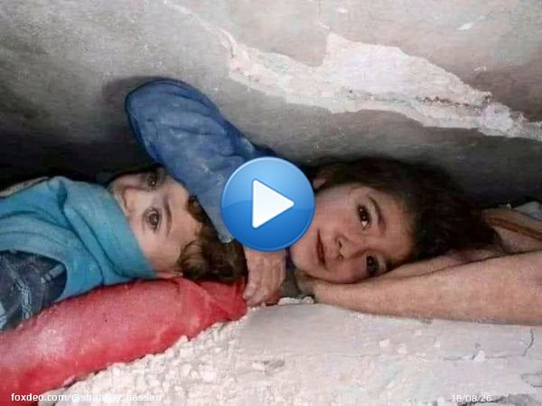 #TurkeySyriaEarthquake This broke my heart. She's just 9 and holding his brother like she's so Mature in this worst condition. May Allah protect them Aameen. #BreakingNews #UltimaHora #Earthquake #Terremoto #deprem  #TURKIYE #Turquia  #Turquie  #Turkrkey #turkeyearthquake2023