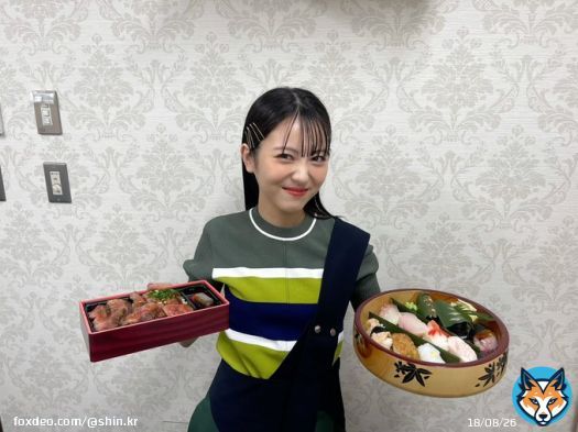 【浜辺号 爆走中】  富山で昼食の浜辺さん。 右も左もどちらも美味しそう。 素敵な笑顔と共にお届けします。  御期待ください。  #浜辺美波 #シン・仮面ライダー爆走