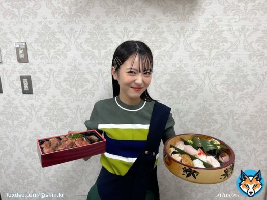 【浜辺号 爆走中】  富山で昼食の浜辺さん。 右も左もどちらも美味しそう。 素敵な笑顔と共にお届けします。  御期待ください。  #浜辺美波 #シン・仮面ライダー爆走