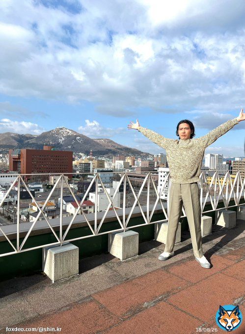 【柄本号 爆走中】 目の前に広がった函館山と一緒の #柄本佑 さん。 函館の空気や光の感じが好き。 以前、撮影に来た時に函館山が大好きで3回くらい登りに行っている。 とのことです。 函館の皆様、ありがとうございました。 『#シン・仮面ライダー 』御期待ください。 #シン・仮面ライダー爆走
