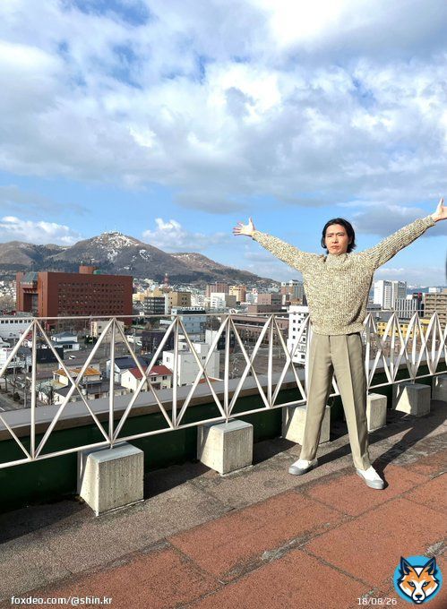 【柄本号 爆走中】 目の前に広がった函館山と一緒の #柄本佑 さん。  函館の空気や光の感じが好き。 以前、撮影に来た時に函館山が大好きで3回くらい登りに行っている。  とのことです。  函館の皆様、ありがとうございました。 『#シン・仮面ライダー 』御期待ください。  #シン・仮面ライダー爆走